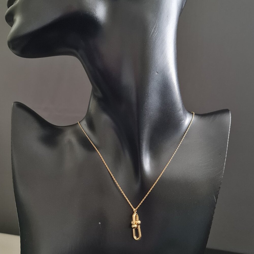 18k gold chain with inseparable hardware pendant
